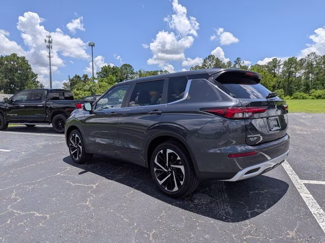 2024 Graphite Gray Mitsubishi Outlander SE FWD SUV