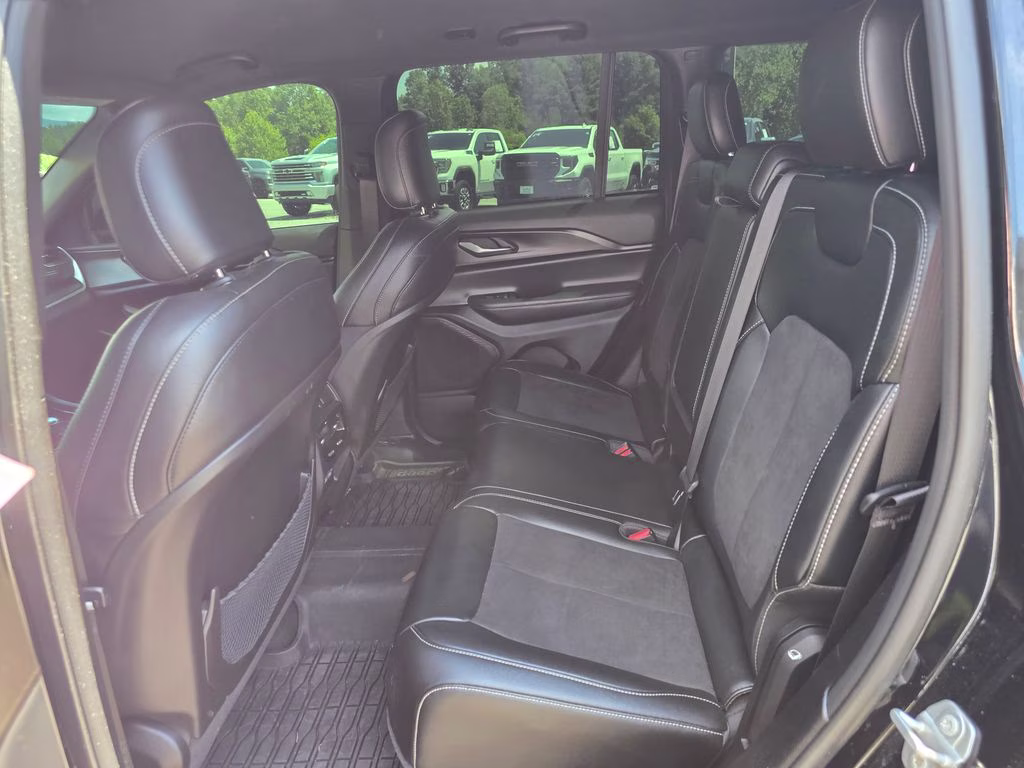 2023 Diamond Black Crystal Pearlcoat Jeep Grand Cherokee Altitude X 4X4 SUV