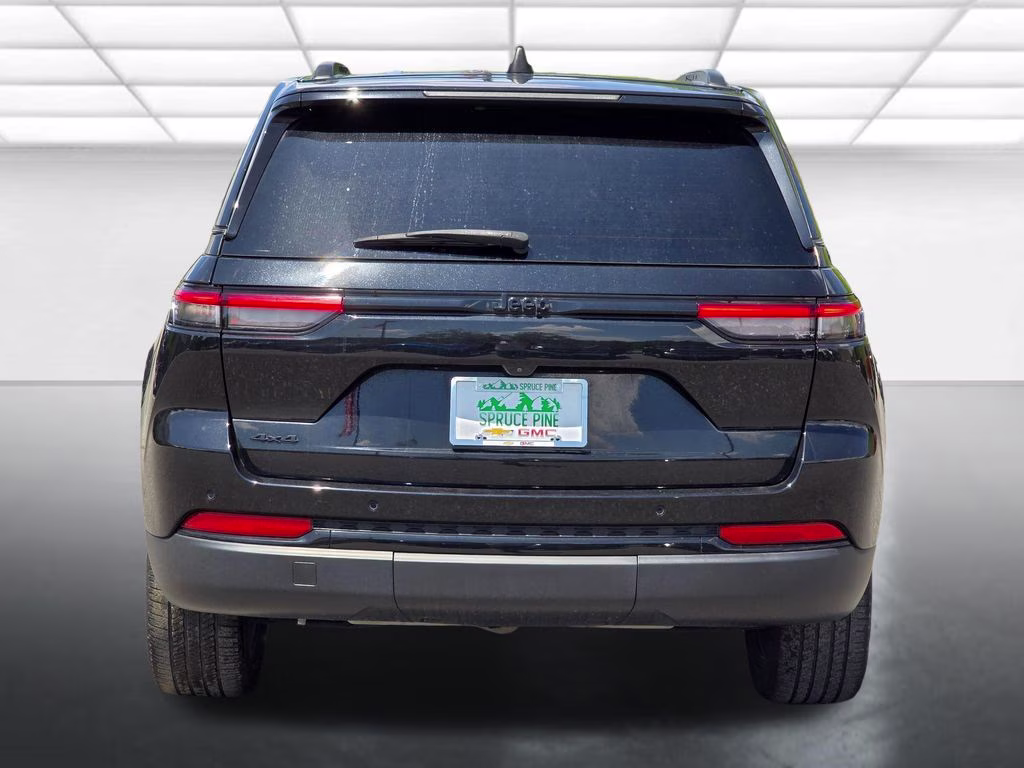 2023 Diamond Black Crystal Pearlcoat Jeep Grand Cherokee Altitude X 4X4 SUV