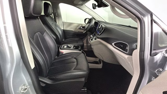2024 Silver Mist Clearcoat Chrysler Pacifica Touring L FWD Van