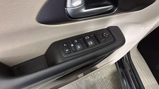 2024 Diamond Black Crystal Pearlcoat Chrysler Pacifica Touring L FWD Van