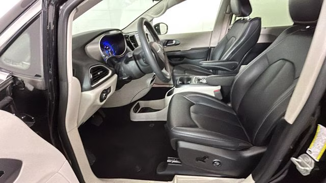 2024 Diamond Black Crystal Pearlcoat Chrysler Pacifica Touring L FWD Van