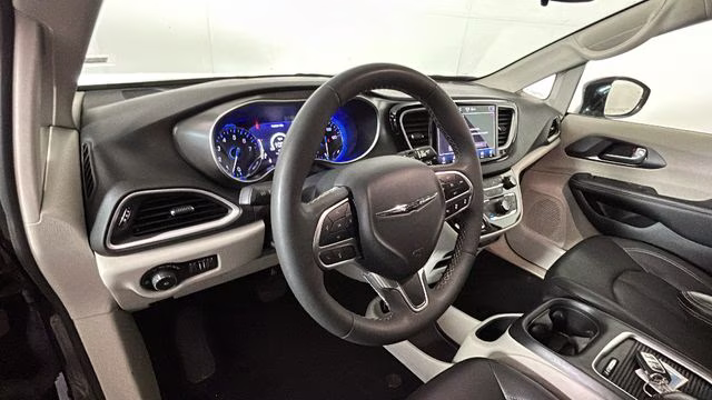 2024 Diamond Black Crystal Pearlcoat Chrysler Pacifica Touring L FWD Van