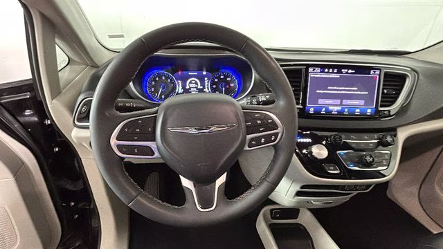 2024 Diamond Black Crystal Pearlcoat Chrysler Pacifica Touring L FWD Van