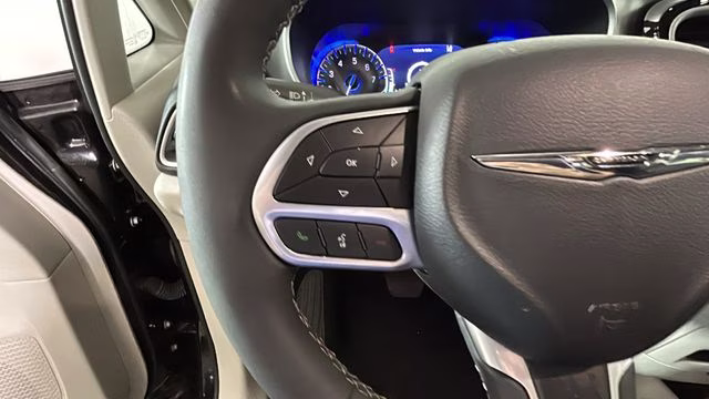 2024 Diamond Black Crystal Pearlcoat Chrysler Pacifica Touring L FWD Van