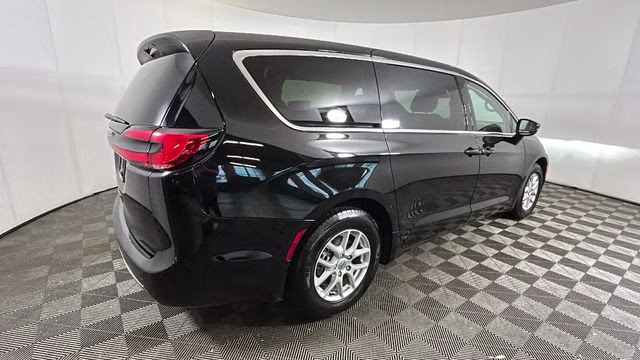 2024 Diamond Black Crystal Pearlcoat Chrysler Pacifica Touring L FWD Van