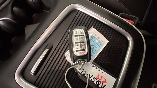 2024 Diamond Black Crystal Pearlcoat Chrysler Pacifica Touring L FWD Van