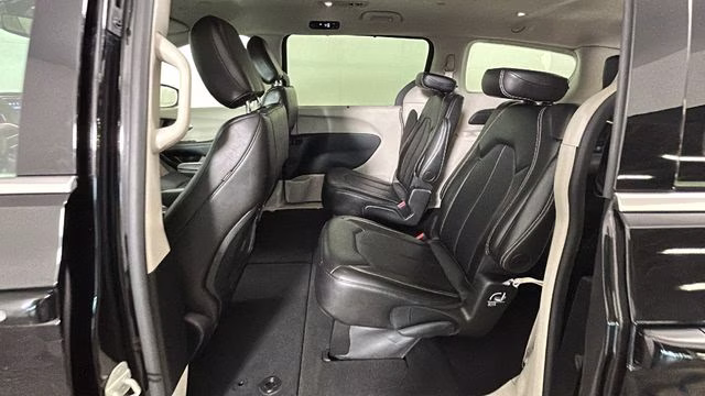 2024 Diamond Black Crystal Pearlcoat Chrysler Pacifica Touring L FWD Van