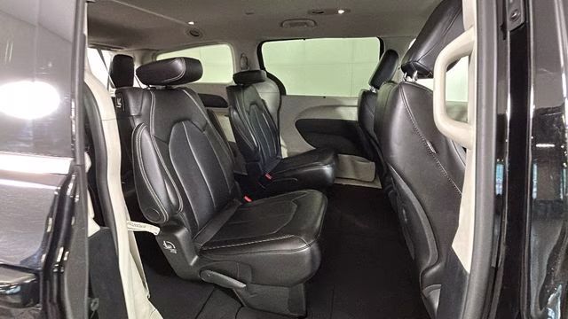 2024 Diamond Black Crystal Pearlcoat Chrysler Pacifica Touring L FWD Van