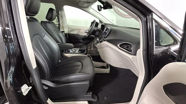 2024 Diamond Black Crystal Pearlcoat Chrysler Pacifica Touring L FWD Van