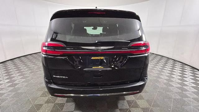 2024 Diamond Black Crystal Pearlcoat Chrysler Pacifica Touring L FWD Van