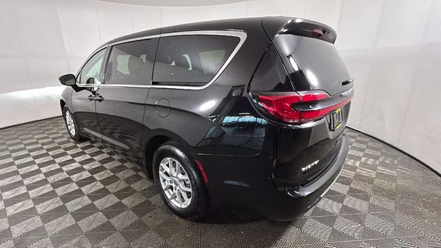 2024 Diamond Black Crystal Pearlcoat Chrysler Pacifica Touring L FWD Van
