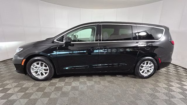 2024 Diamond Black Crystal Pearlcoat Chrysler Pacifica Touring L FWD Van