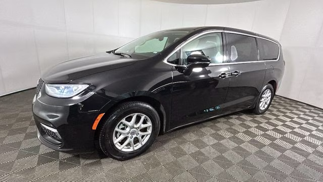 2024 Diamond Black Crystal Pearlcoat Chrysler Pacifica Touring L FWD Van