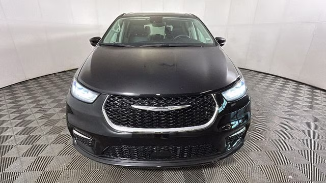2024 Diamond Black Crystal Pearlcoat Chrysler Pacifica Touring L FWD Van
