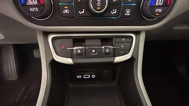 2022 White Frost Tricoat GMC Terrain SLT FWD SUV