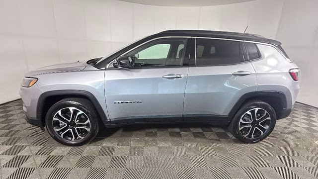 2024 Diamond Black Crystal Pearlcoat Jeep Compass Limited 4X4 SUV