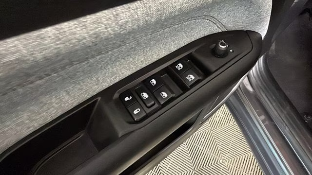 2023 Granite Crystal Metallic Clearcoat Jeep Compass Latitude Lux 4X4 SUV