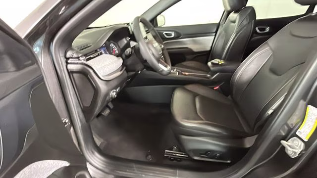 2023 Granite Crystal Metallic Clearcoat Jeep Compass Latitude Lux 4X4 SUV