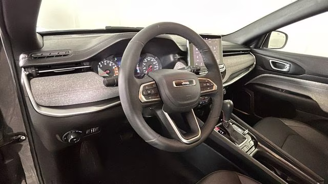 2023 Granite Crystal Metallic Clearcoat Jeep Compass Latitude Lux 4X4 SUV