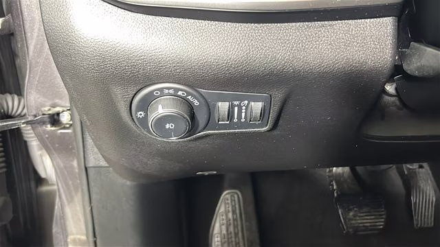 2023 Granite Crystal Metallic Clearcoat Jeep Compass Latitude Lux 4X4 SUV