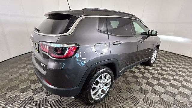 2023 Granite Crystal Metallic Clearcoat Jeep Compass Latitude Lux 4X4 SUV
