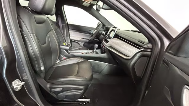 2023 Granite Crystal Metallic Clearcoat Jeep Compass Latitude Lux 4X4 SUV