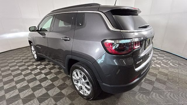 2023 Granite Crystal Metallic Clearcoat Jeep Compass Latitude Lux 4X4 SUV