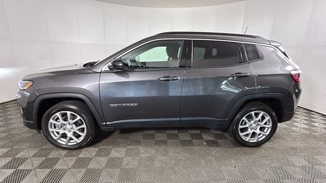 2023 Granite Crystal Metallic Clearcoat Jeep Compass Latitude Lux 4X4 SUV