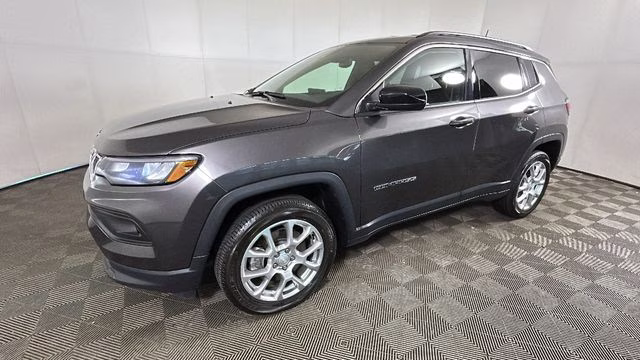 2023 Granite Crystal Metallic Clearcoat Jeep Compass Latitude Lux 4X4 SUV