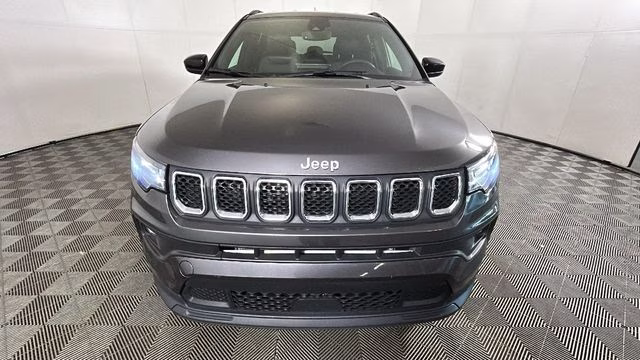 2023 Granite Crystal Metallic Clearcoat Jeep Compass Latitude Lux 4X4 SUV
