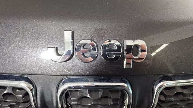 2023 Granite Crystal Metallic Clearcoat Jeep Compass Latitude Lux 4X4 SUV