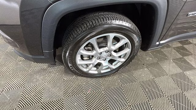 2023 Granite Crystal Metallic Clearcoat Jeep Compass Latitude Lux 4X4 SUV