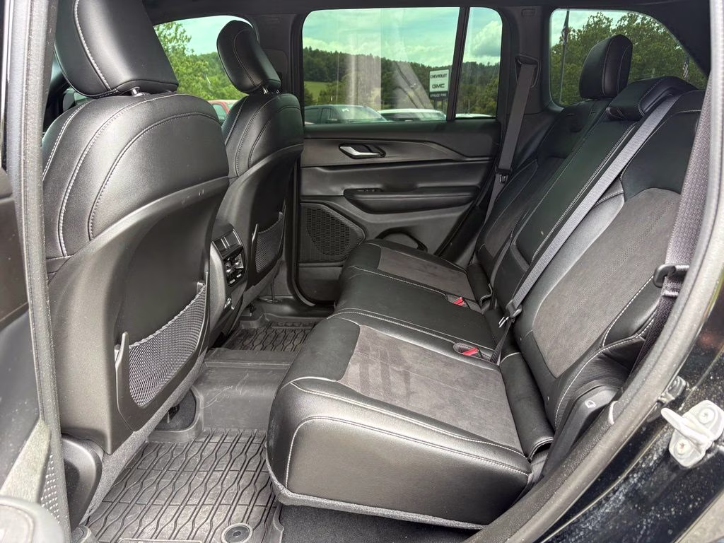 2023 Diamond Black Crystal Pearlcoat Jeep Grand Cherokee Altitude X 4X4 SUV
