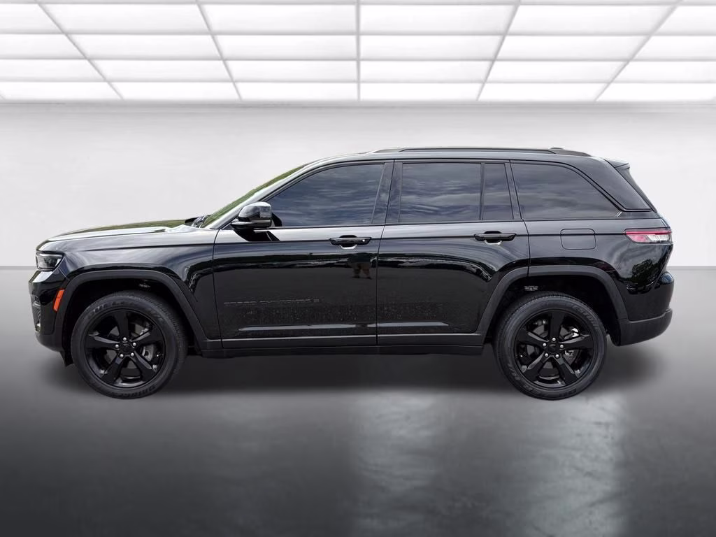 2023 Diamond Black Crystal Pearlcoat Jeep Grand Cherokee Altitude X 4X4 SUV
