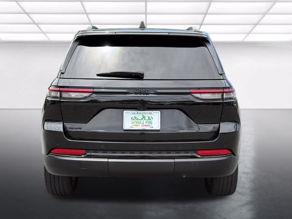 2023 Diamond Black Crystal Pearlcoat Jeep Grand Cherokee Altitude X 4X4 SUV