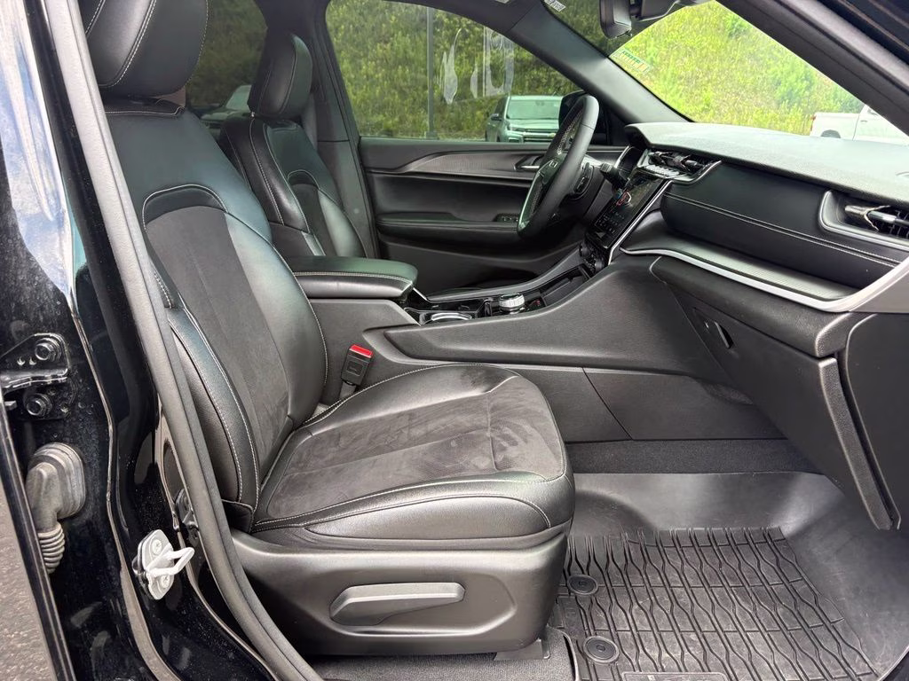 2023 Diamond Black Crystal Pearlcoat Jeep Grand Cherokee Altitude X 4X4 SUV