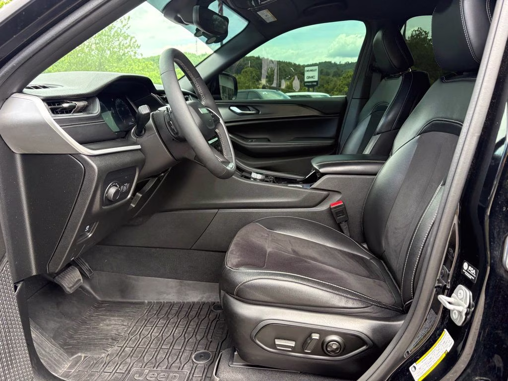 2023 Diamond Black Crystal Pearlcoat Jeep Grand Cherokee Altitude X 4X4 SUV