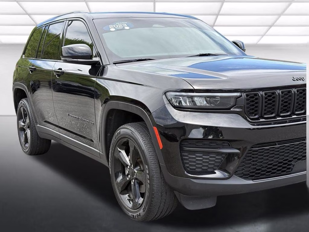 2023 Diamond Black Crystal Pearlcoat Jeep Grand Cherokee Altitude X 4X4 SUV