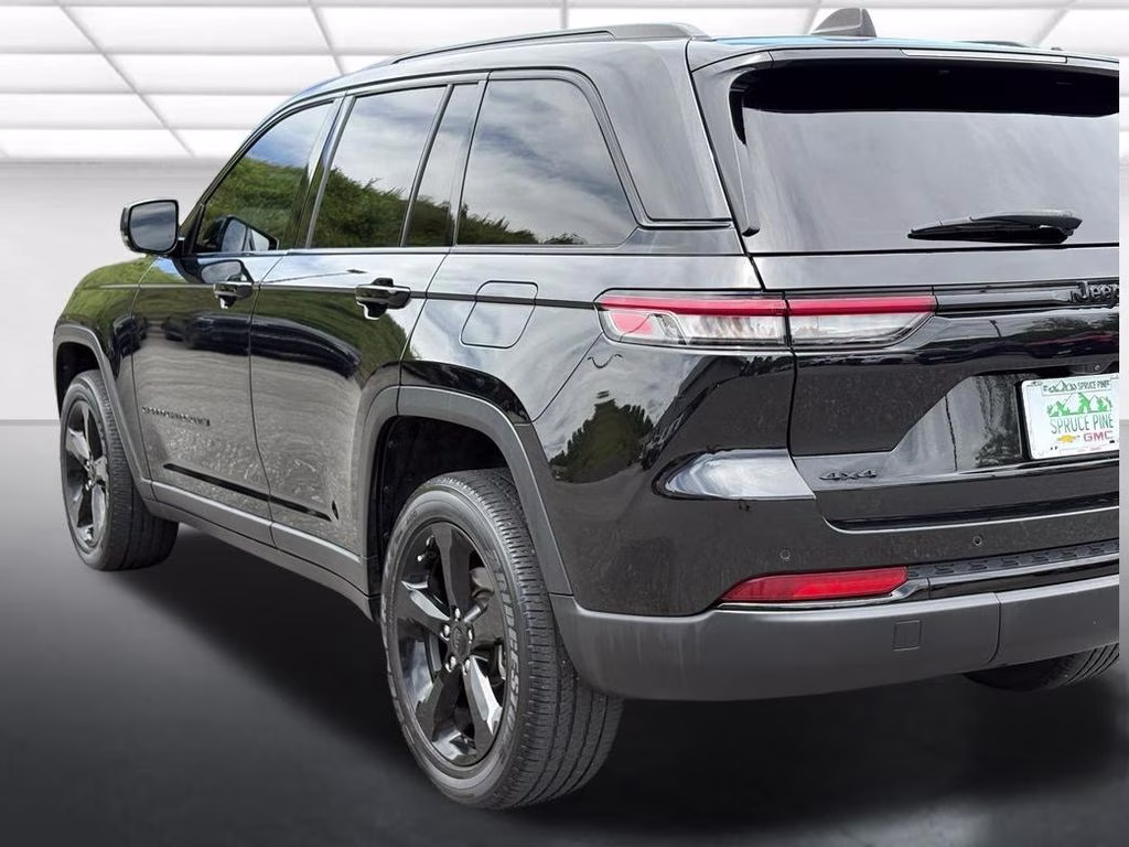 2023 Diamond Black Crystal Pearlcoat Jeep Grand Cherokee Altitude X 4X4 SUV