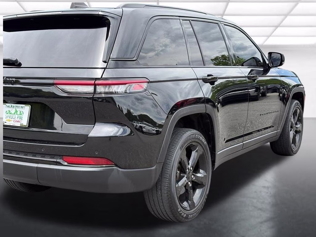 2023 Diamond Black Crystal Pearlcoat Jeep Grand Cherokee Altitude X 4X4 SUV