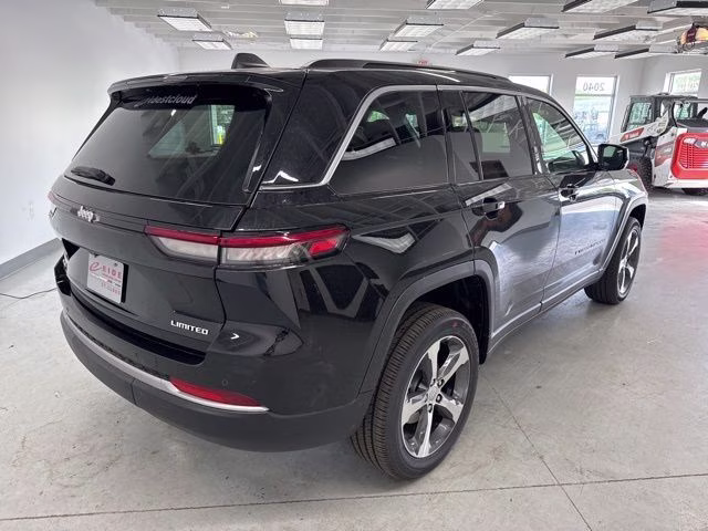 2026 Diamond Black Crystal Pearlcoat Jeep Grand Cherokee Limited 4X4 SUV