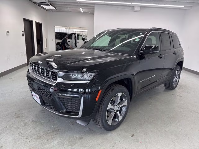 2026 Diamond Black Crystal Pearlcoat Jeep Grand Cherokee Limited 4X4 SUV
