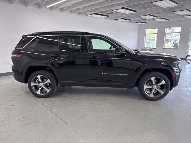 2026 Diamond Black Crystal Pearlcoat Jeep Grand Cherokee Limited 4X4 SUV