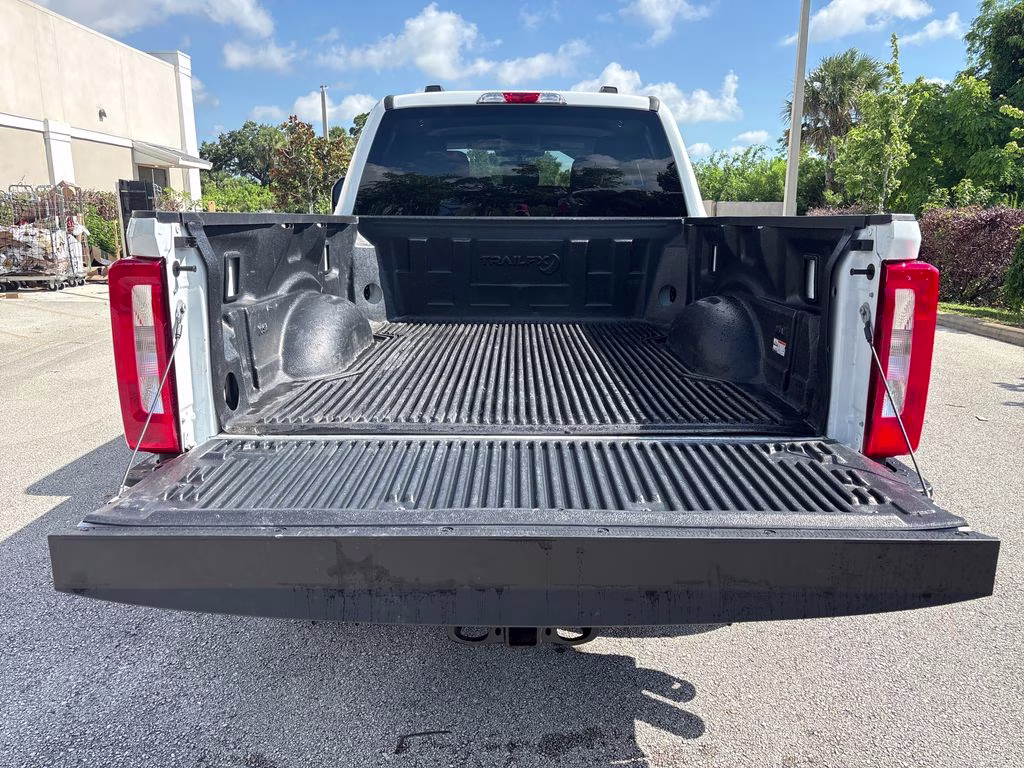2025 Oxford White Ford Super Duty F-250 SRW XLT 4X4 Truck