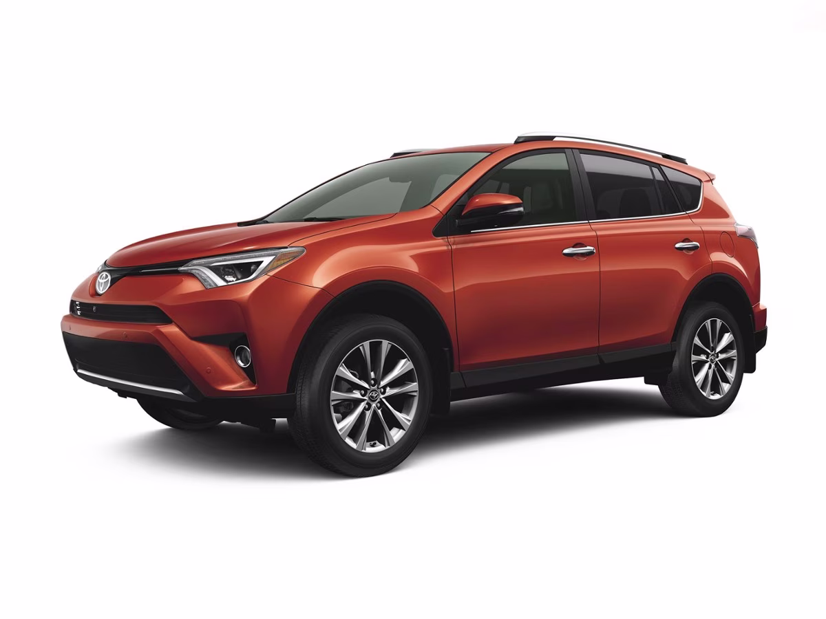 2018 Super White Toyota RAV4 XLE FWD SUV