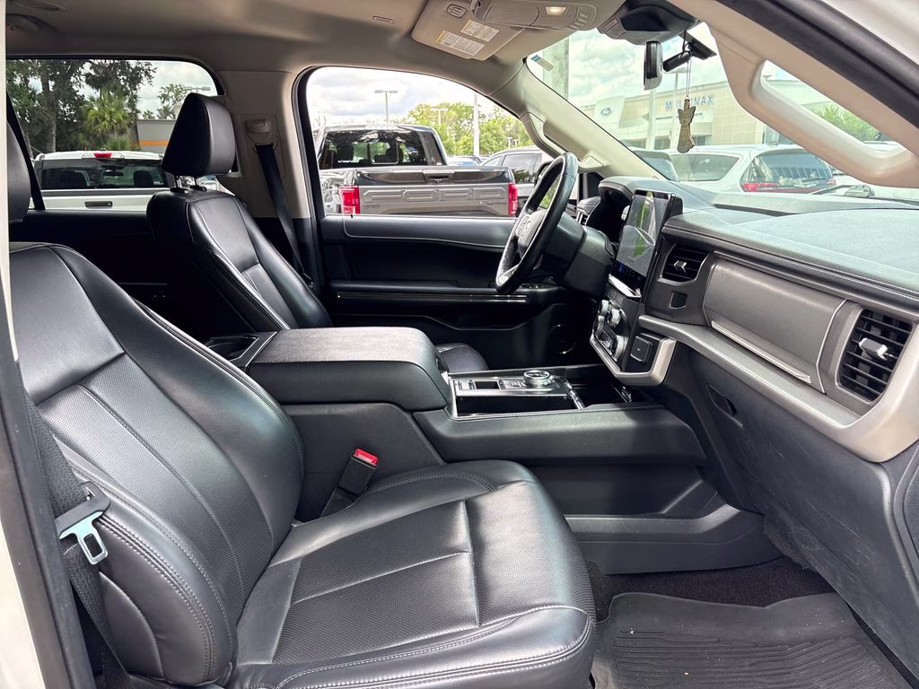 2022 White Metallic Ford Expedition Max XLT RWD SUV