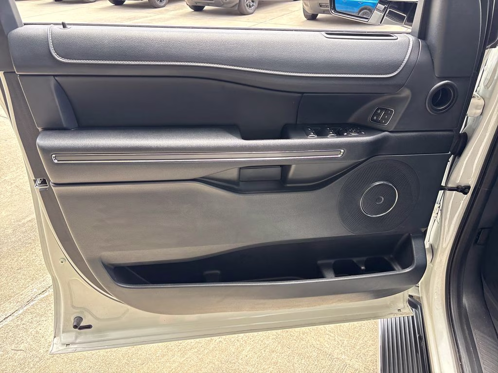 2022 White Metallic Ford Expedition Max XLT RWD SUV