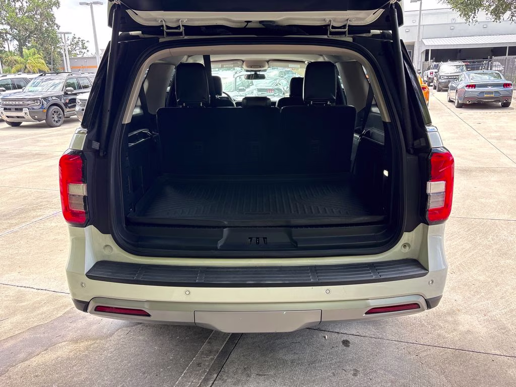 2022 White Metallic Ford Expedition Max XLT RWD SUV