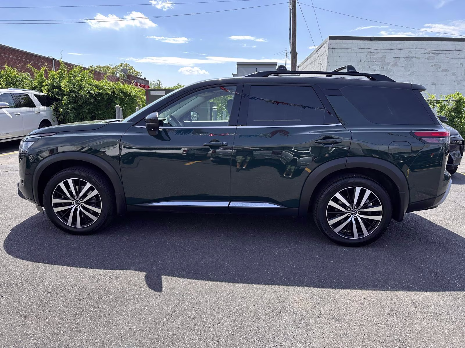 2023 Obsidian Green Pearl/Super Black Nissan Pathfinder Platinum 4WD 4X4 SUV